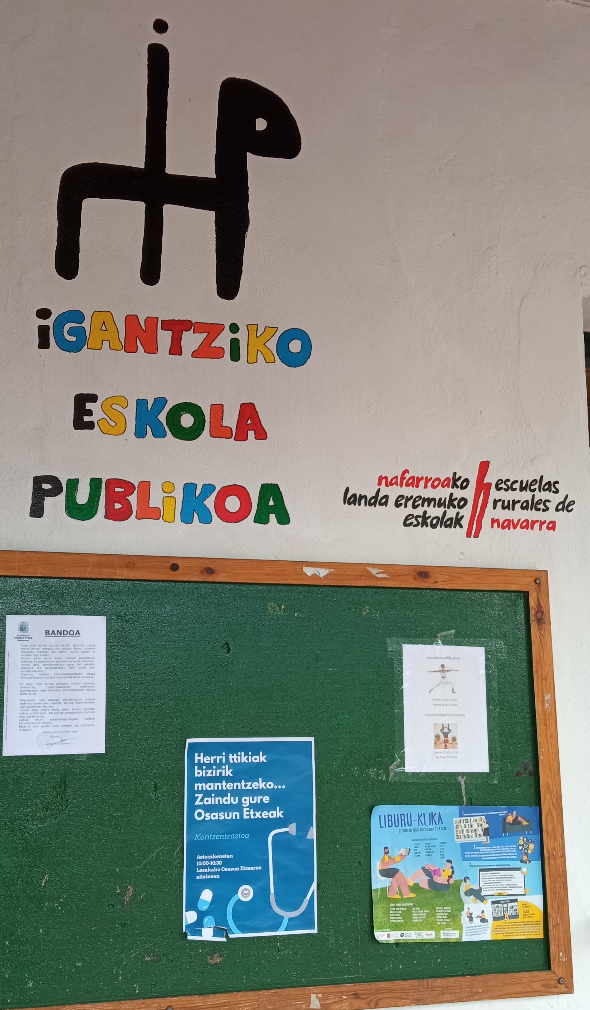 Logotipoa estreinatu du Igantziko eskolako komunitateak